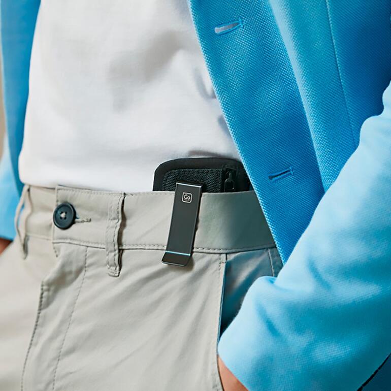 Met de praktische clip van binnen aan de broek- of rokband vastgehaakt is de beurs bijna onzichtbaar. Mini-portemonnee Clippouch in de zak van een man
