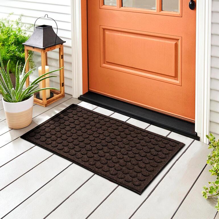 Halfronde mat van gerecycled rubber in bruin, ideaal voor de ingang.