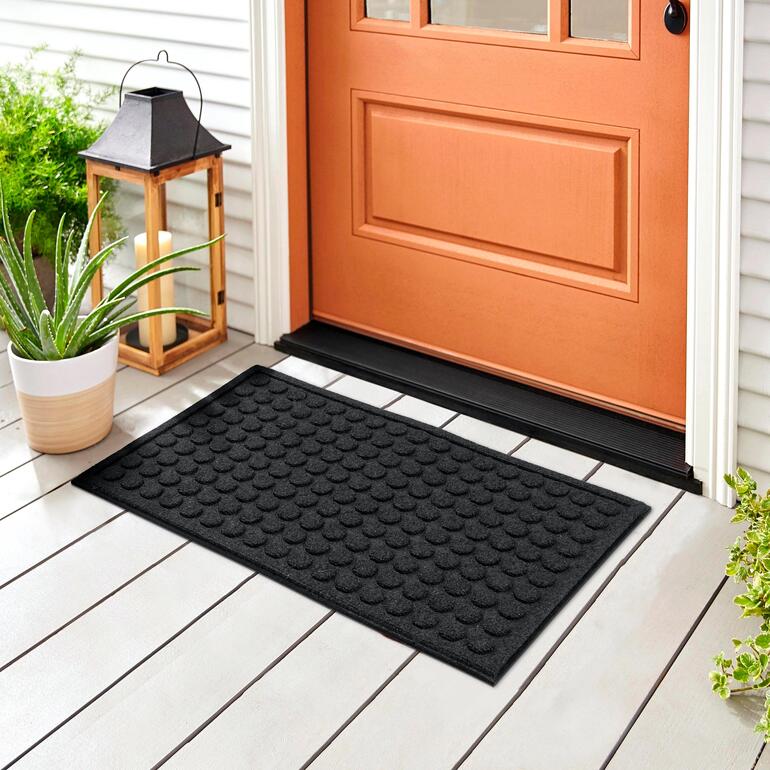 Rechthoekige mat van gerecycled rubber, zwart, voor een voordeur.