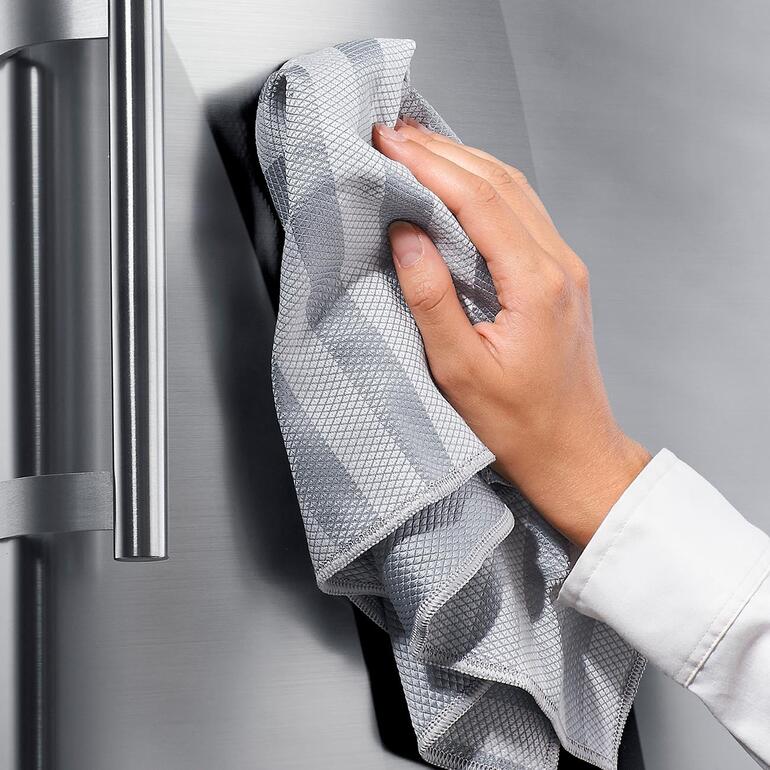 Universele doekjes, set van 10 Hand wast een roestvrijstalen koelkast met een grijze universele doek.