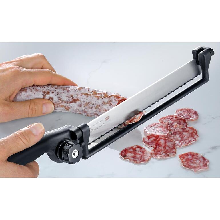 Snij altijd precies de gewenste plakdikte – of het nu gaat om knapperig brood, harde salami, kaas, tomaten of uien. Zagenmes snijdt salami in plakken op een lichte ondergrond.