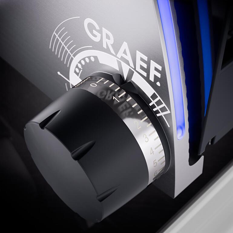 Niet-verblindend ledlicht verlicht het snijgebied en de instelknoppen. Close-up van de draaiknop van de Graef SKS 700 snijmachine.