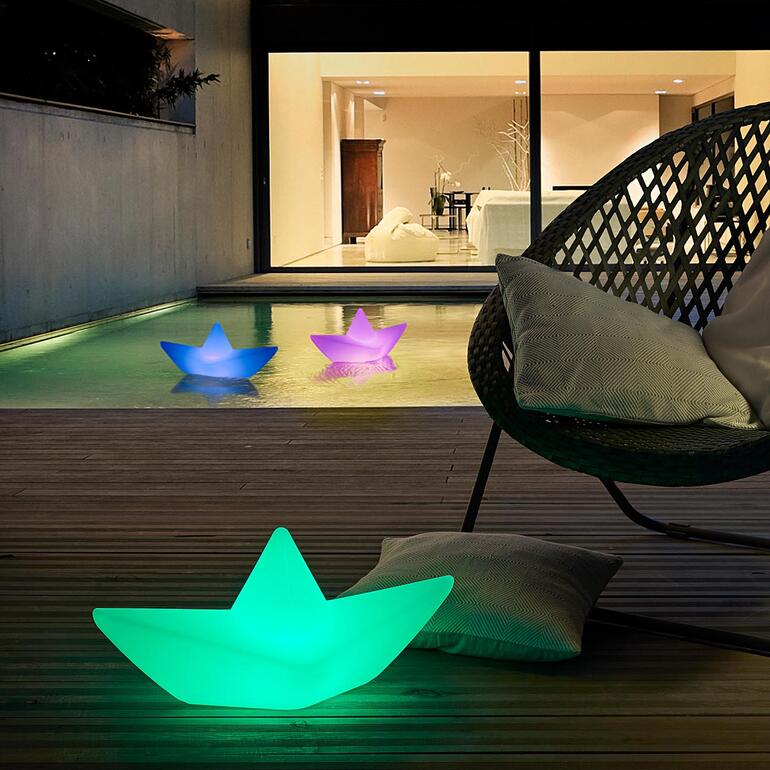 The Boat Lamp™ Meerdere The Boat Lamp™ in verschillende kleuren in het zwembad