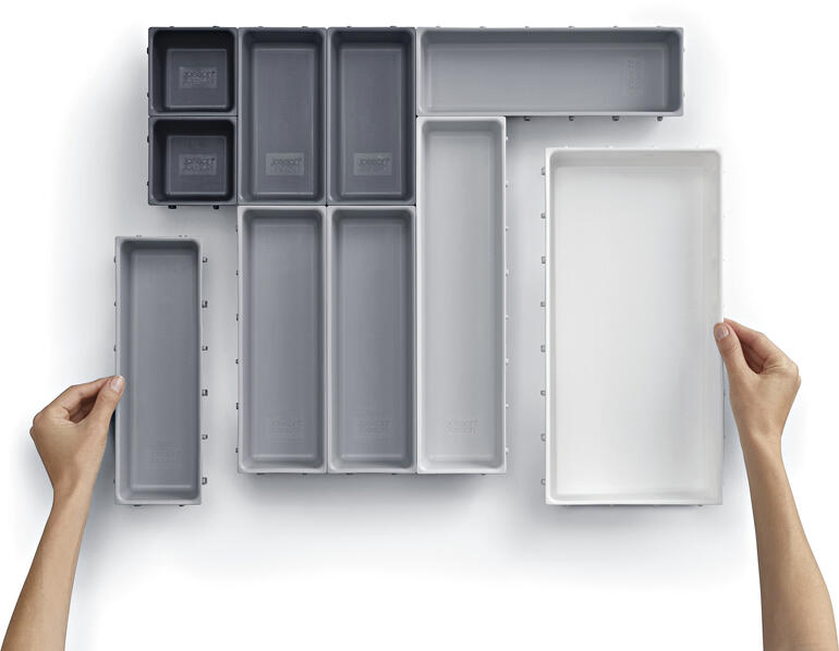 U kunt de 10 afzonderlijke elementen in 5 verschillende maten naar wens rangschikken – aangepast aan de afmetingen van uw lade en uw wensen. Modulaire lade-organizer met verschillende inzetstukken op een witte achtergrond.
