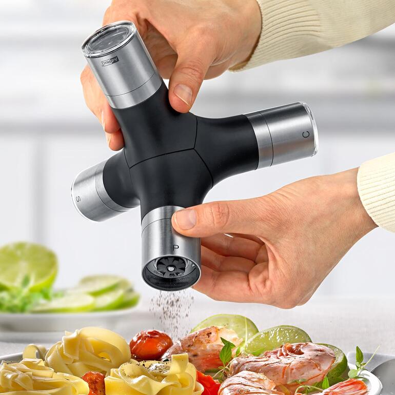 AdHoc Multi-kruidenmolen in gebruik, kruiden worden over een gerecht gestrooid.