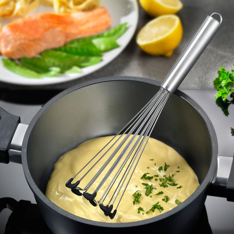 Garde d'acier dans une casserole avec de la crème