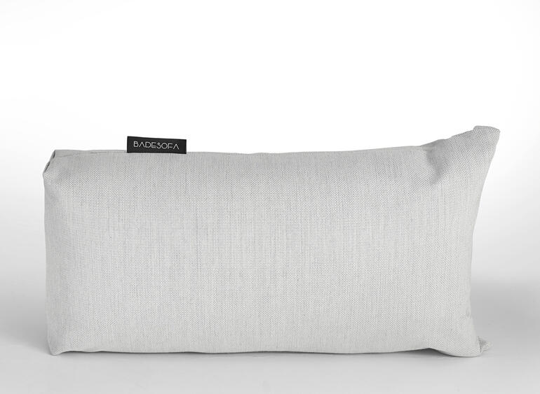 Het XS-kussen is ook heel handig om de lengte van de badkuip mee in te korten. Badsofa-kussen in neutrale kleur, rechthoekige vorm op witte achtergrond.