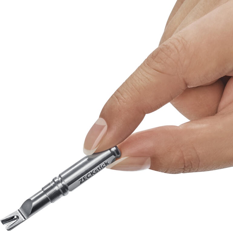 Hand houdt ZECKstick vast, een zilveren pen voor het verwijderen van teken.