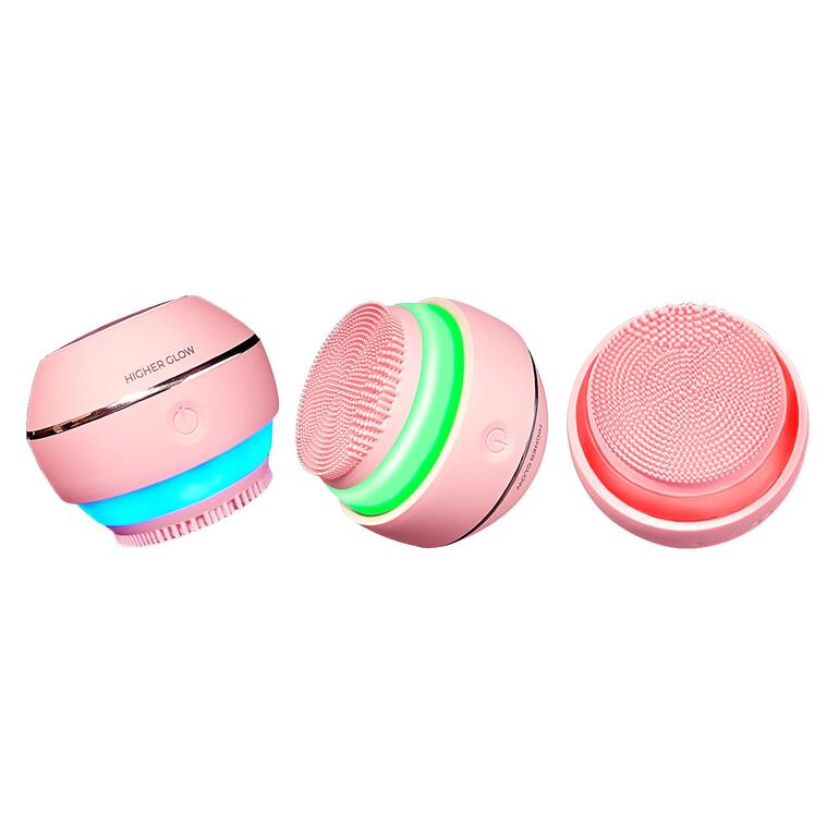 Met keuze uit 3 kleuren voor led-lichttherapie – helemaal afgestemd op uw huidtype. Drie weergaven van de roze Higher Glow gezichtsborstel met actieve lichtindicatoren.