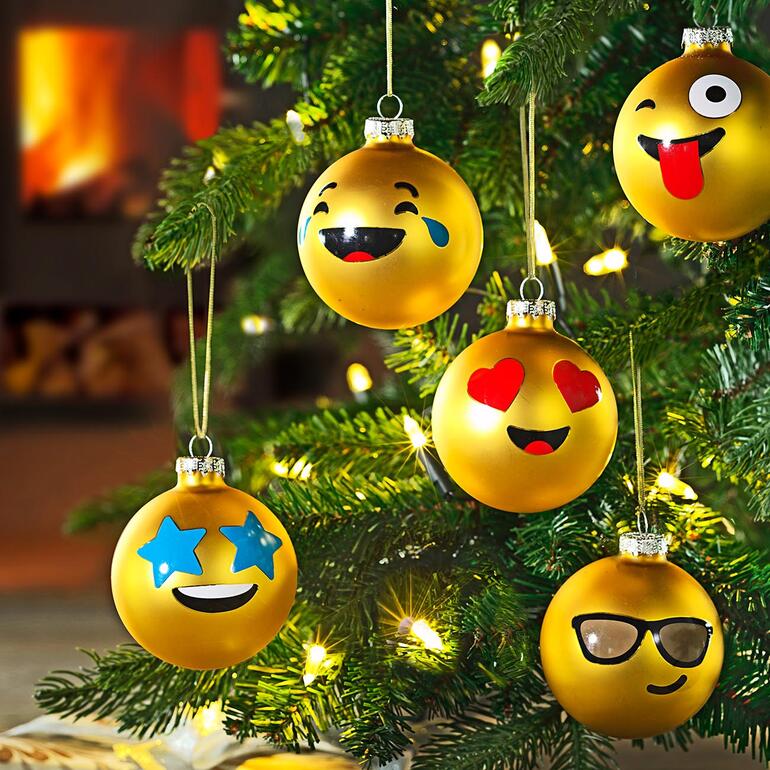 12 gekleurde emoji-kerstballen in de kerstboom