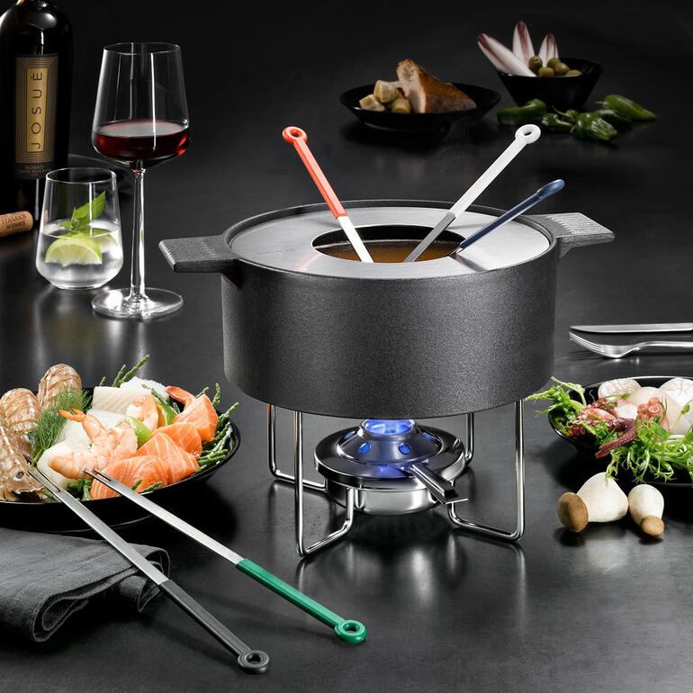 Mono design fonduepan met verschillende hamburgerelementen.