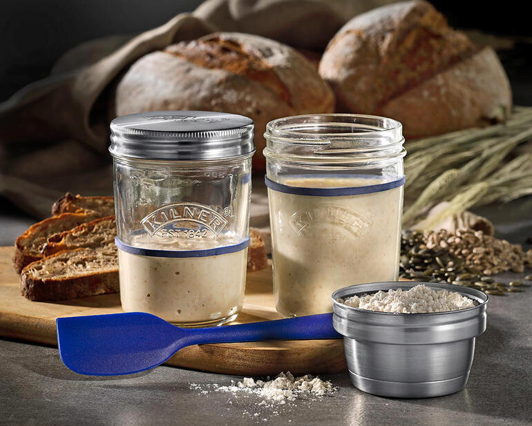Kilner® zuurdesemstarterset met glazen en ingrediënten op een houten snijplank