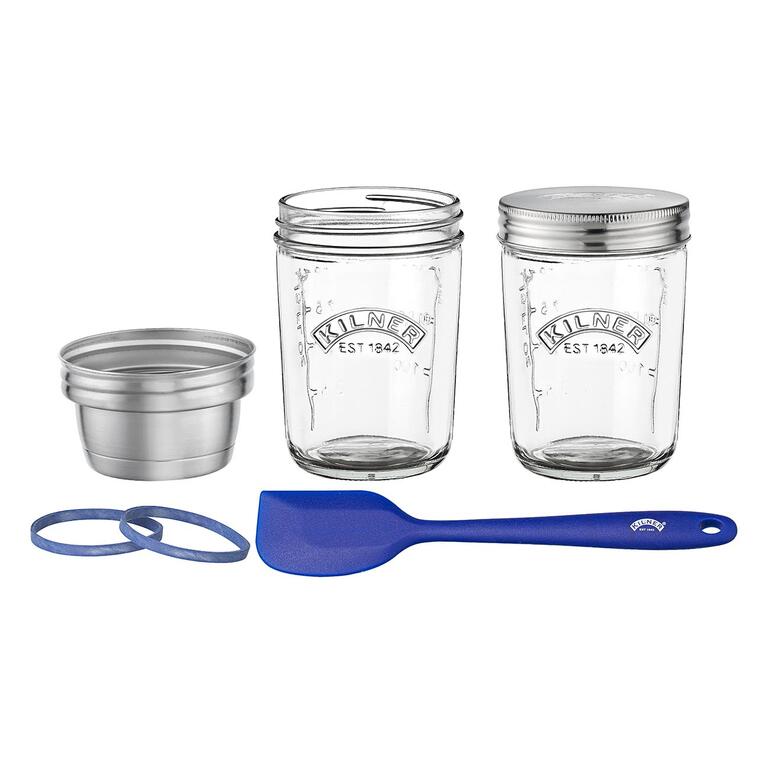Kilner® zuurdesemstarterset met twee glazen en accessoires op een tafel