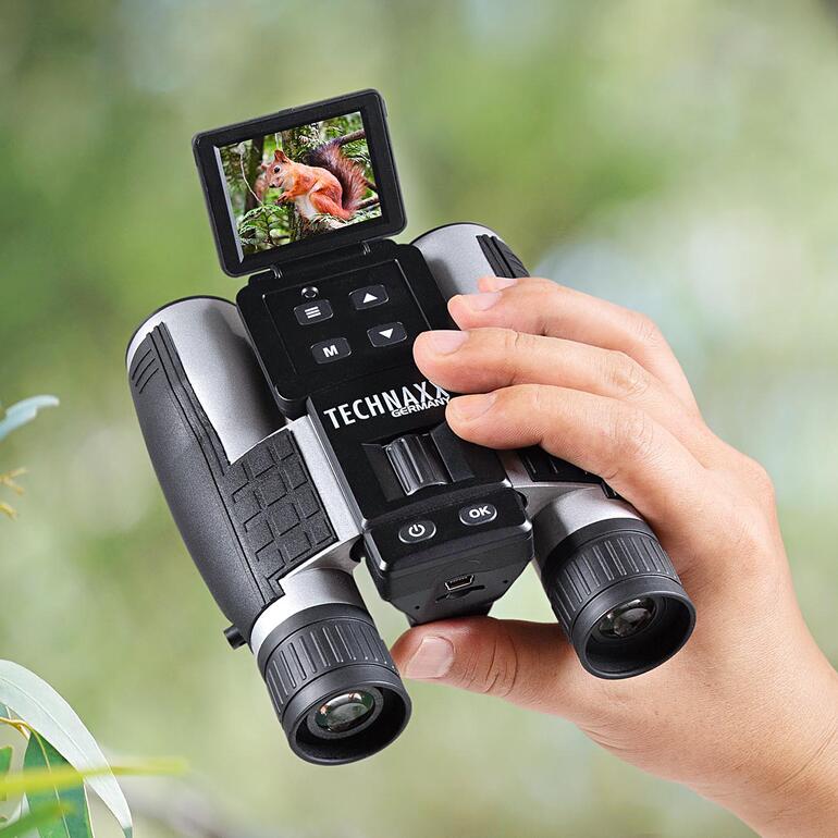Full HD verrekijker TX-142 in de hand met scherm.