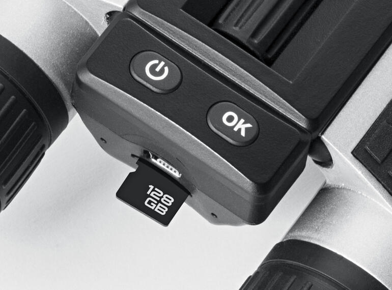 U kunt uw foto’s en video’s opslaan op een MicroSD-kaart tot maximaal 128 GB (verkrijgbaar bij de vakhandel). Close-up van de bedieningsknoppen van verrekijker TX-142.