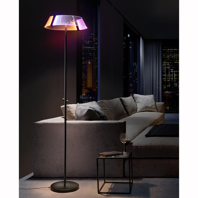 Design vloerlamp 2.0 in moderne woonkamer met paarse en gele verlichting.