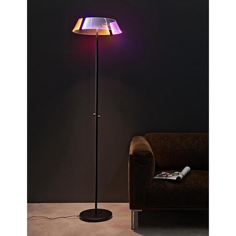 Design vloerlamp 2.0 in een donkere ruimte met gekleurde verlichting.