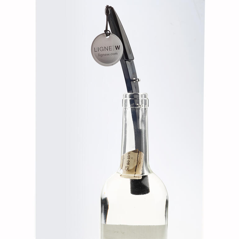 Trek de overgebleven kurk moeiteloos uit de fles – schoon en in één stuk. Kurkentrekker op een fles witte wijn met een metalen hanger.