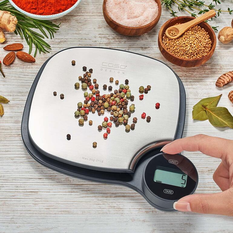 Keukenweegschaal Kinetic-Energy met kleurrijke peper op de weegschaal.