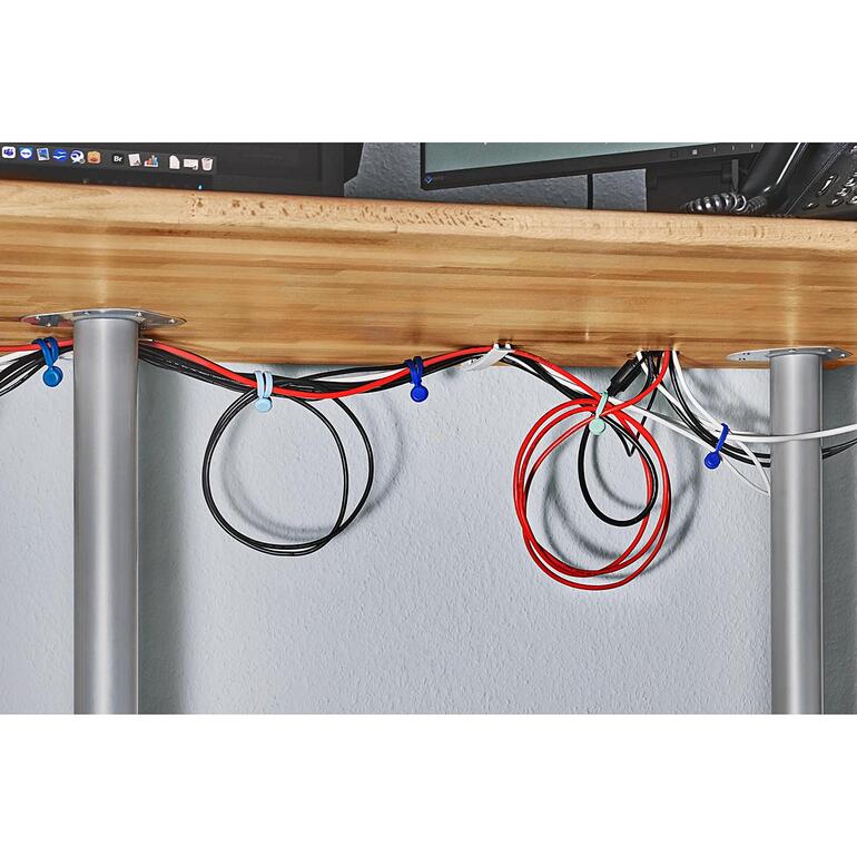 Uw kabels zijn netjes en zonder beschadigingen gebundeld – achter de televisie, muziekinstallatie, laptop, pc etc. Een geordende onderkant van een bureau met verschillende kabels, bevestigd met blauwe magnetische kabelbinders.