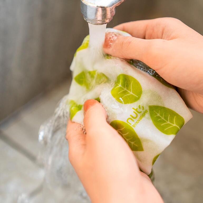 U kunt de doekjes na gebruik gewoon op 40 °C wassen. Handen wassen de herbruikbare keukenrol onder water