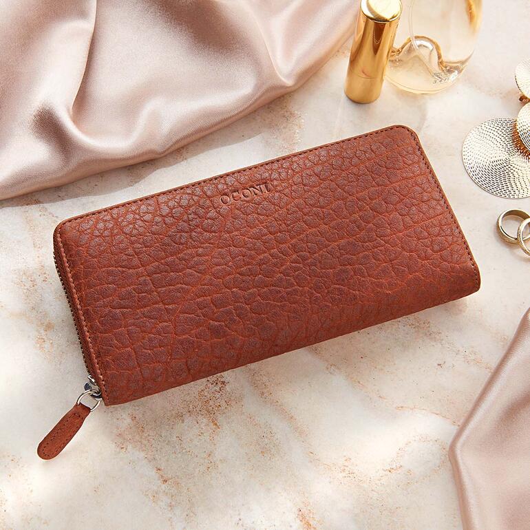 OCONI damesportemonnee van bisonleer op een elegante stofachtergrond