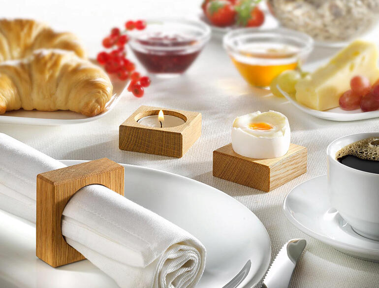 Houten servetringen op een feestelijk gedekte tafel