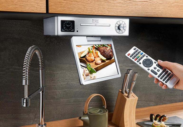 Keuken-multimediacentrum met tablet en afstandsbediening aan de muur gemonteerd