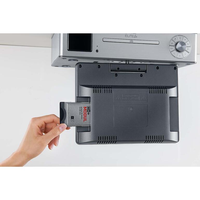 Hand die een geheugenkaart in het keuken-multimediacentrum plaatst