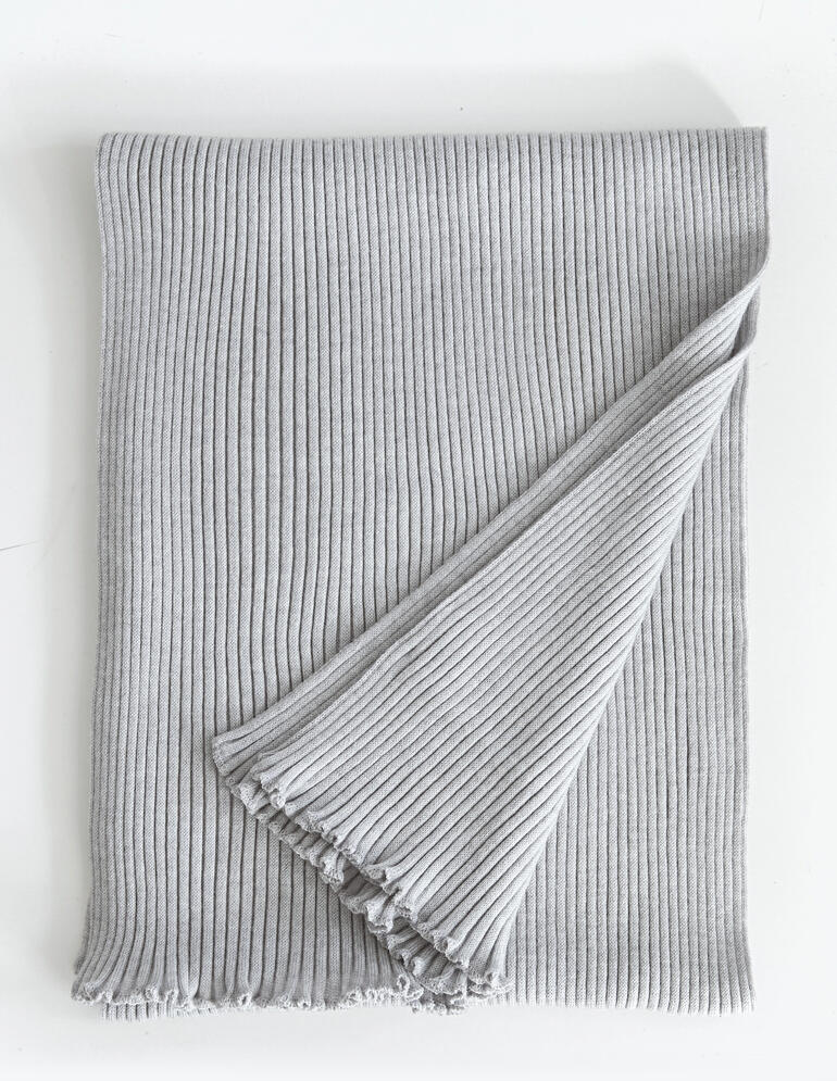 3-in-1 Plissee-Stola in grijs, netjes gevouwen en klaar voor gebruik.