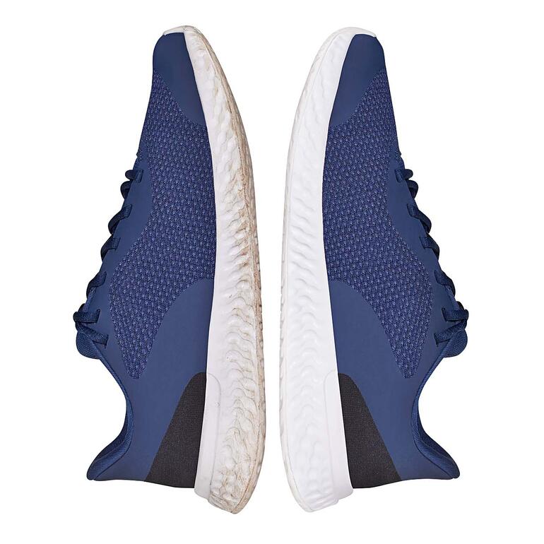 White 4 Shoes Plus Twee paar schoenen in blauw en wit naast elkaar op een witte achtergrond.