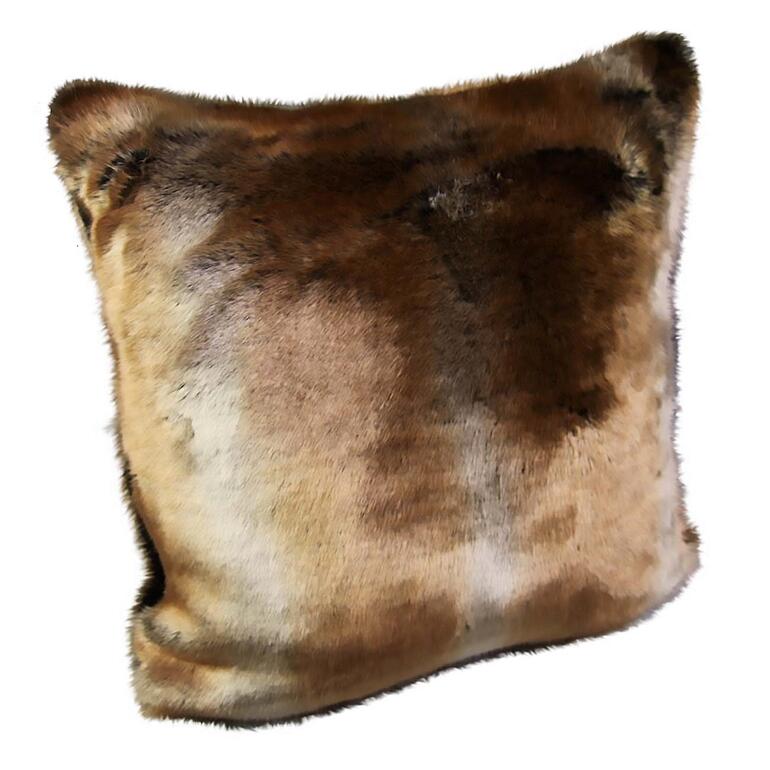 Donkerbruin kussen van sable nepbont, zacht en fluffy.