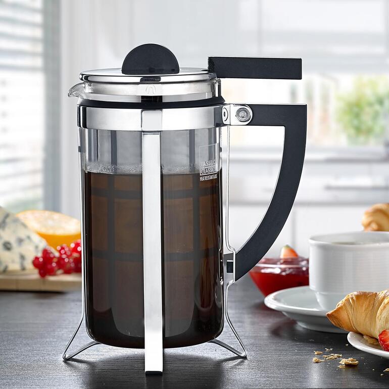 Design koffiezetter French-Pull op een keukentafel met koffiekopjes.