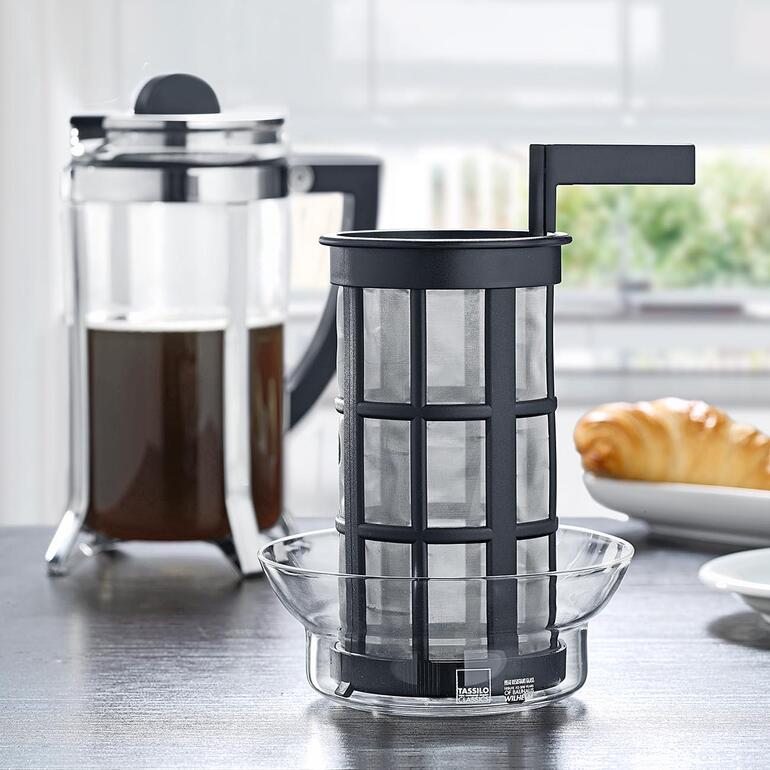 Design-cafetière French Pull Franse pers en filter op een tafel met gebak.
