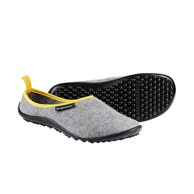 Wollvilt pantoffel leguano in grijs met gele rand en antislip zool.