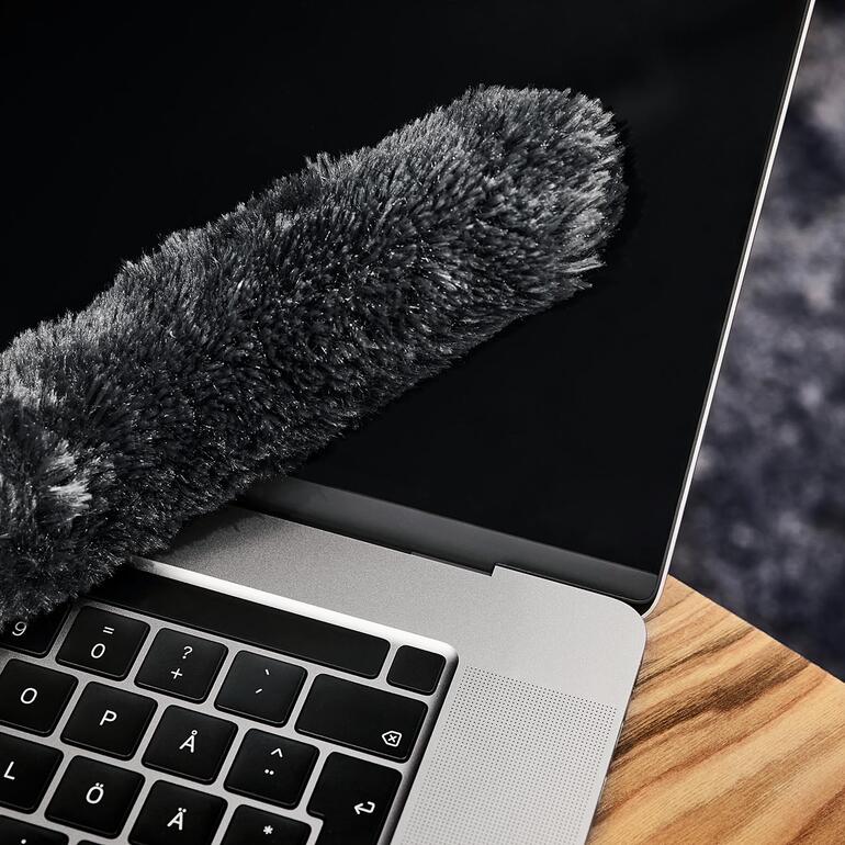 Duster Kit maakt een laptop scherm schoon.