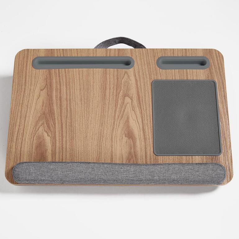 Met gewatteerde polssteun, 2 groeven om uw mobiele apparaten vast te houden zonder te kantelen en geïntegreerde muismat. Houten laptopstandaard met grijze stoffen bekleding.