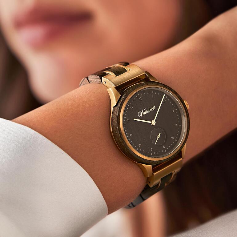 Stijlvolle dames- of herenhorloge van moorkleurige eik om de pols.