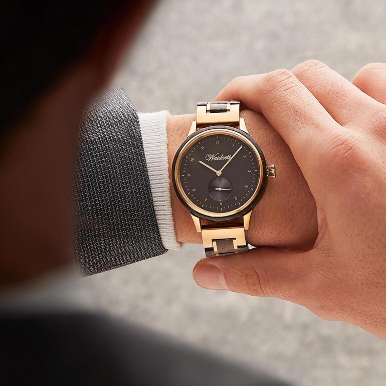 Herenhorloge veeneik Herenhorloge van moorkleurige eik, elegant om de pols.