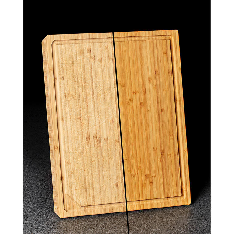 Uw kostbare houten snijplanken worden weer perfect gereinigd, gepolijst en beschermd. Houten snijplank met geschuurde oppervlakte op een donkere achtergrond.