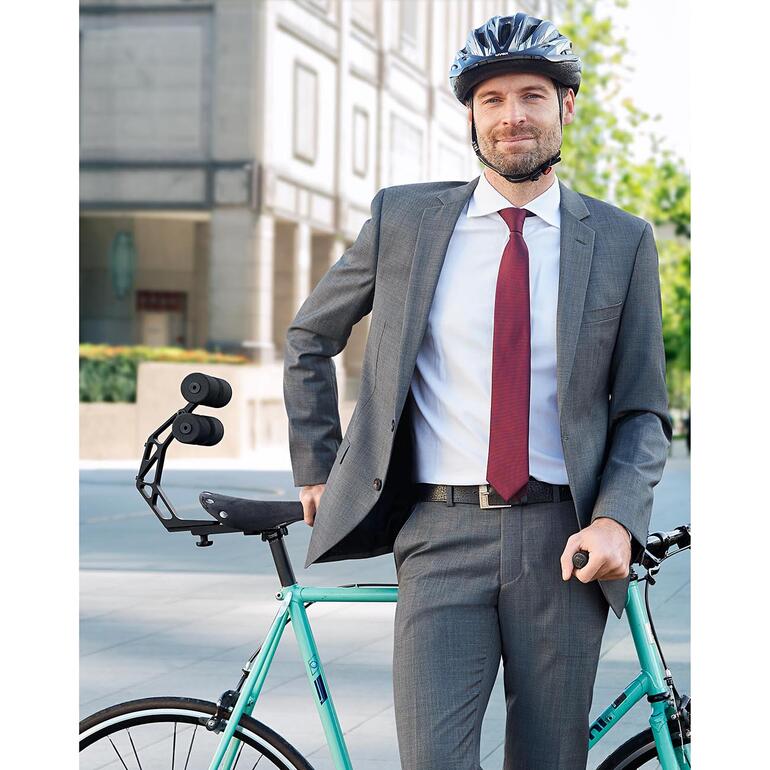 Man in pak staat met fiets en Tshobo fietssteun buiten.
