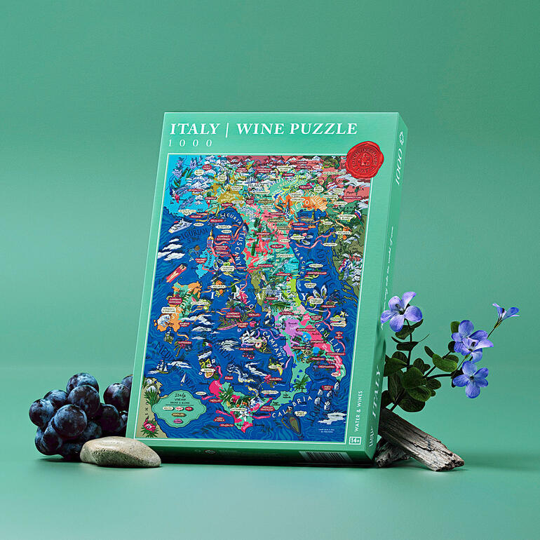Verpakking van de wijnpuzzel met Italiëkaart en druiven op een groene achtergrond.
