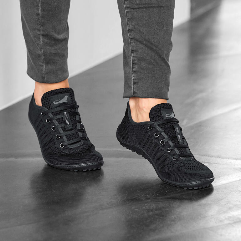 Barfuß-leguano Sneaker in zwart, gedragen door een persoon.