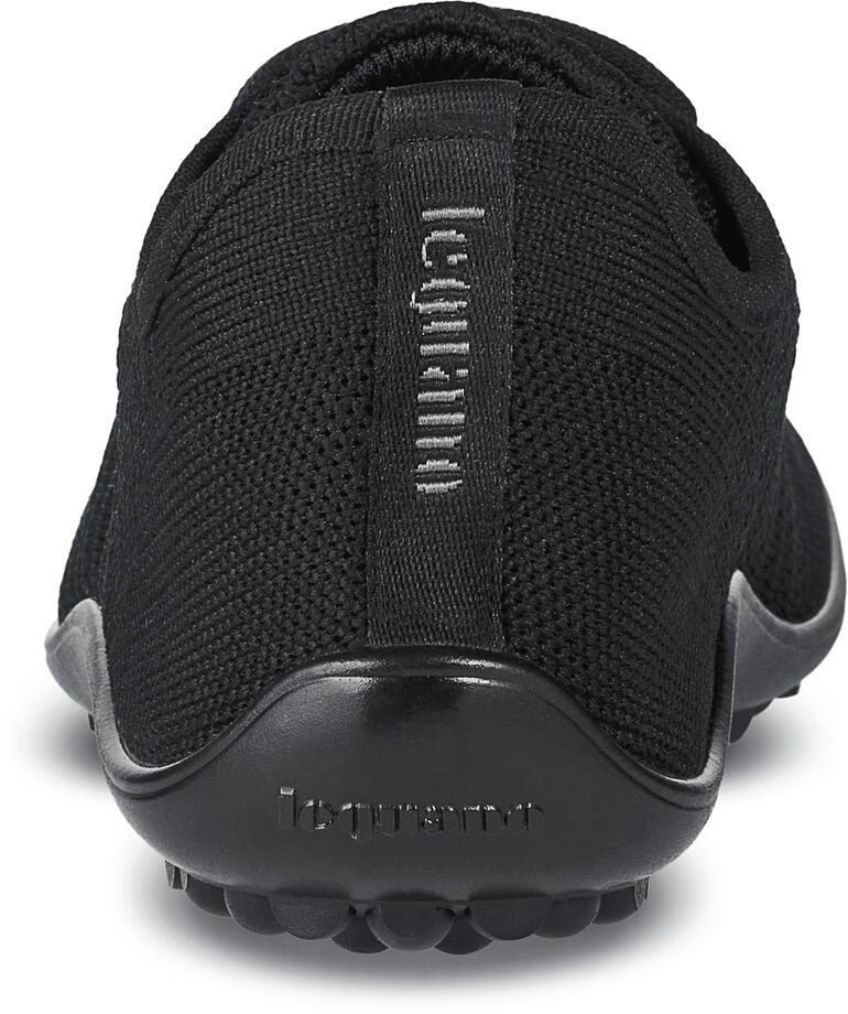 Achteraanzicht van een zwarte Barfuß-leguano® sneaker, unisex.