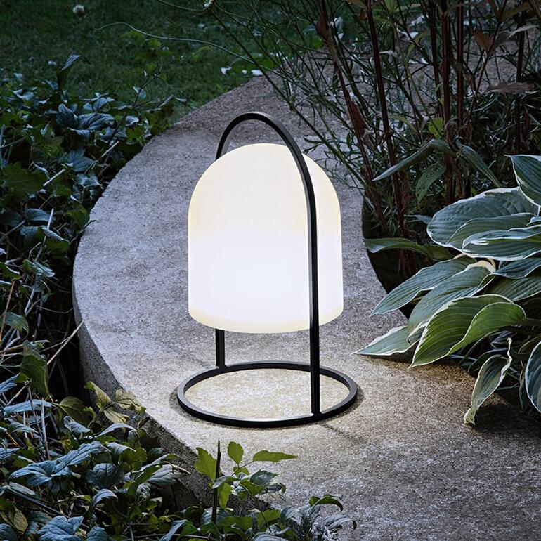 Zonlichtlantaarn op een pad tussen planten