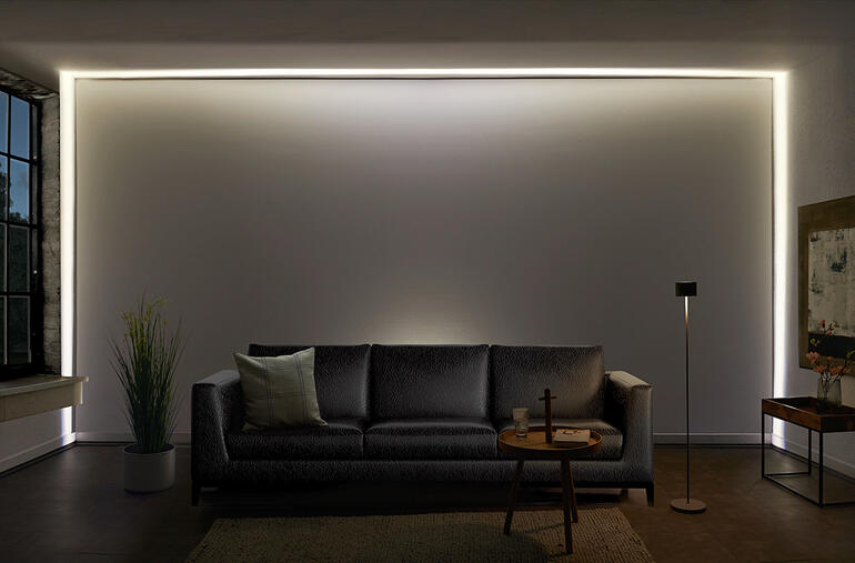 LED-raam-effectlamp boven een moderne bank