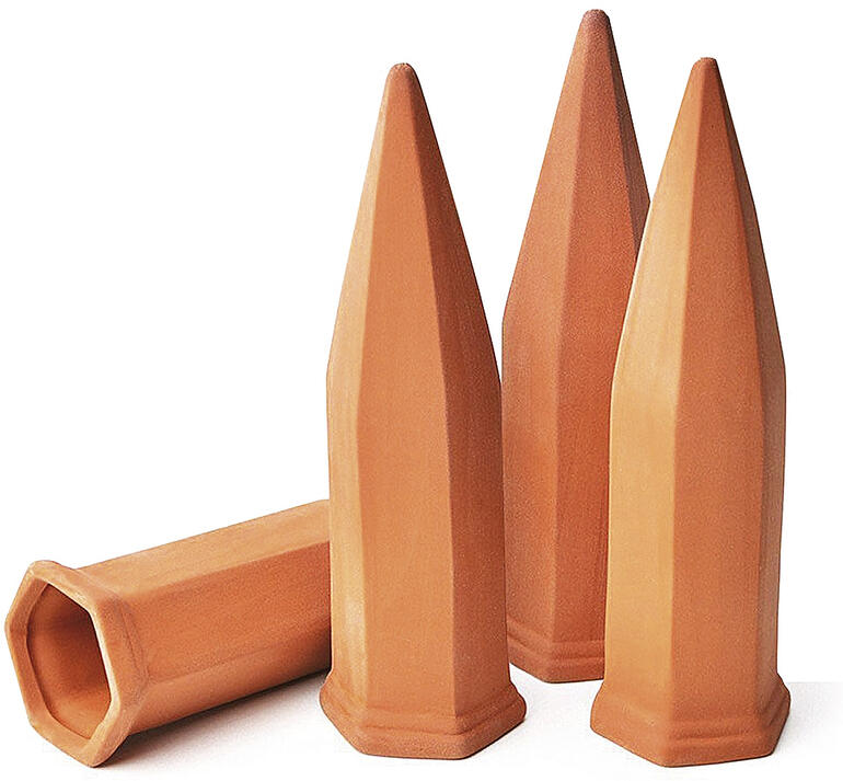 Hydro Wine kleikegel (set van 4). Vier terracotta kegels rechtop