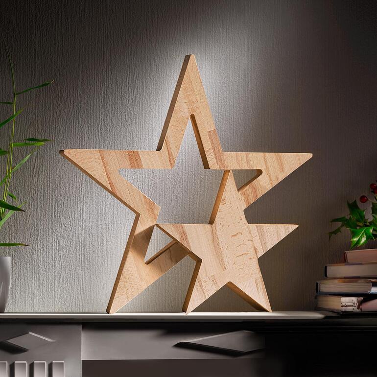 Houten sterren in verschillende maten als decoratief element.