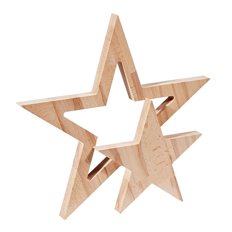 Houten sterren in verschillende maten op een witte achtergrond.