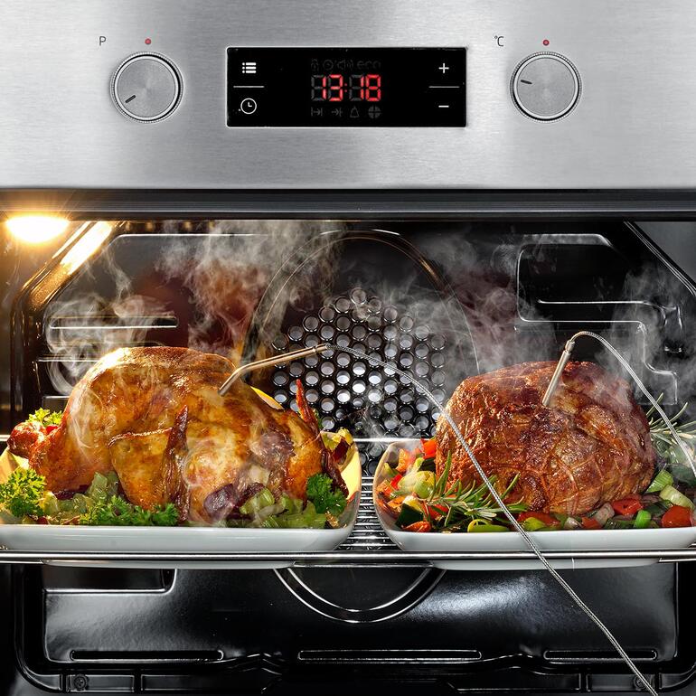 De 122 cm lange meetsonde-kabel is hittebestendig tot 380 °C – ook perfect voor bij het barbecueën. Twee braadstukken met thermometers in de oven.